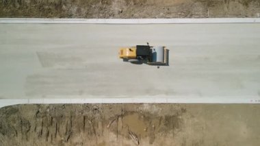 İnşaat kamyonu inşaat alanına çakıl döküyor, hava görüntüleri. Yüksek kalite 4k görüntü