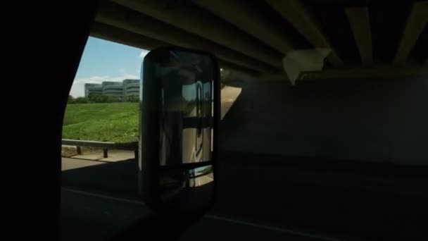 Pencere Aynaya Bak Yaz Günü Country Road Kamyon Süren Adam — Stok video