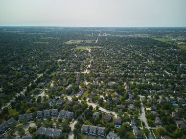 Yaz zamanı Amerikan banliyösünün insansız hava aracı görüntüsü. Mahallenin fotoğrafını çekiyorum. - Evet. Yüksek kalite 4k görüntü
