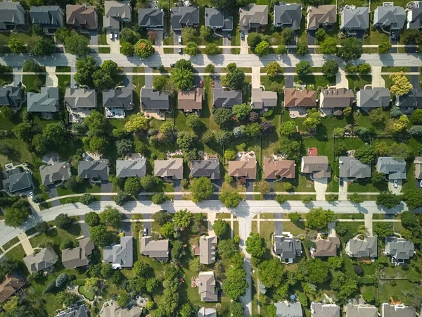 Yaz zamanı Amerikan banliyösünün insansız hava aracı görüntüsü. Mahallenin fotoğrafını çekiyorum. - Evet. Yüksek kalite 4k görüntü