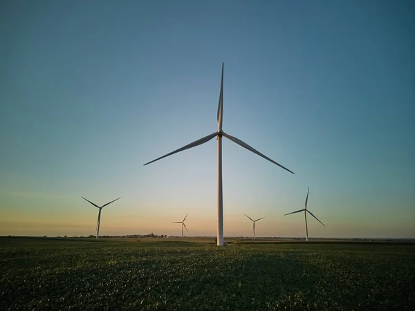 站在麦田里的近视风力涡轮机的空中图像 高质量的4K镜头 — 图库照片