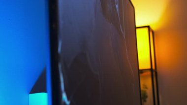 Adamın biri LCD TV 'yi elleriyle eziyor. Öfke nöbeti. Yüksek kalite 4k görüntü