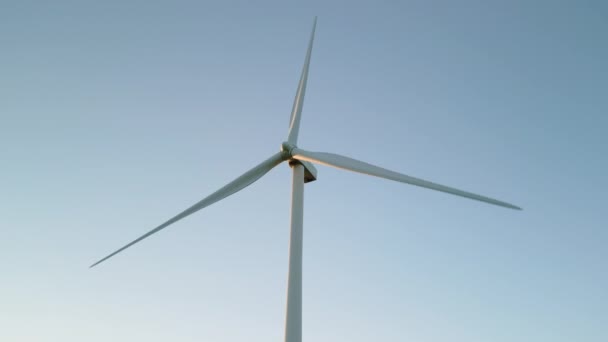 Ilmakuva Lähitulevaisuuden Tuuliturbiinista Seisomassa Vehnäpellolla Auringonlaskun Aikaan Olen Pahoillani Laadukas — kuvapankkivideo