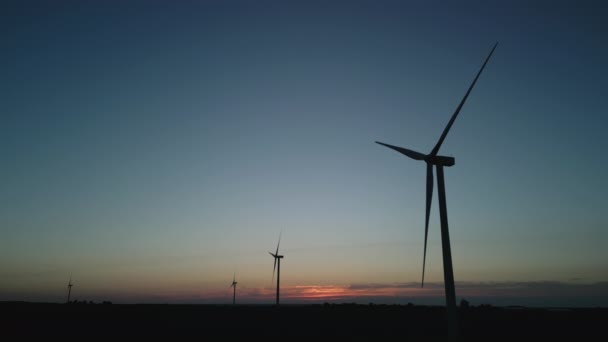 Letecký Pohled Úzkou Větrnou Turbínu Stojící Pšeničném Poli Vysoce Kvalitní — Stock video