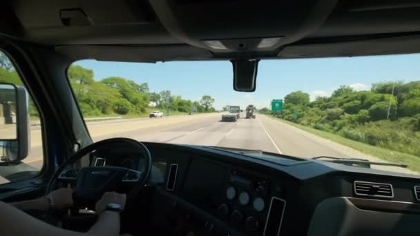 Szeroki Widok Kierowca Ciężarówki Jedzie Ładunku Docelowego Wysokiej Jakości Materiał — Wideo stockowe