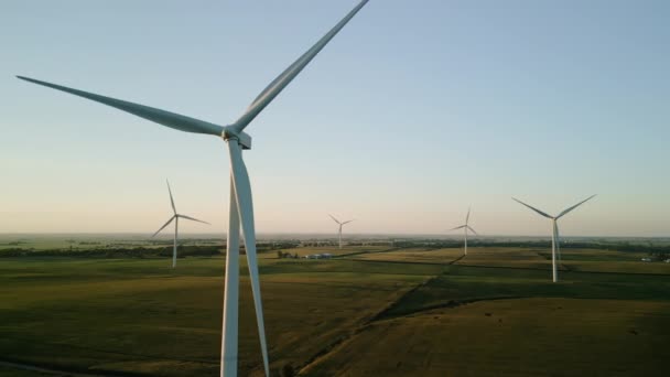 Letecký Pohled Větrný Park Větrnými Turbínami Stojící Při Západu Slunce — Stock video
