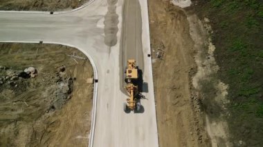 İnşaat işçileri buldozer kullanırken, yeni evler ve yollar inşa ediyorlar. Yüksek kalite 4k görüntü