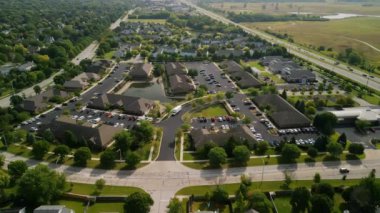 Yaz zamanı Amerikan banliyösünün insansız hava aracı görüntüsü. Mahallenin fotoğrafını çekiyorum. - Evet. Yüksek kalite 4k görüntü