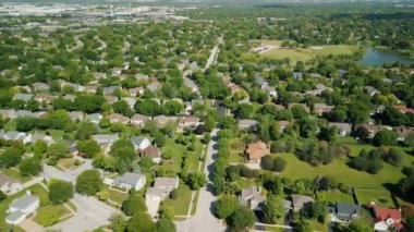 Yaz zamanı Amerikan banliyösünün insansız hava aracı görüntüsü. Mahallenin fotoğrafını çekiyorum. - Evet. Yüksek kalite 4k görüntü