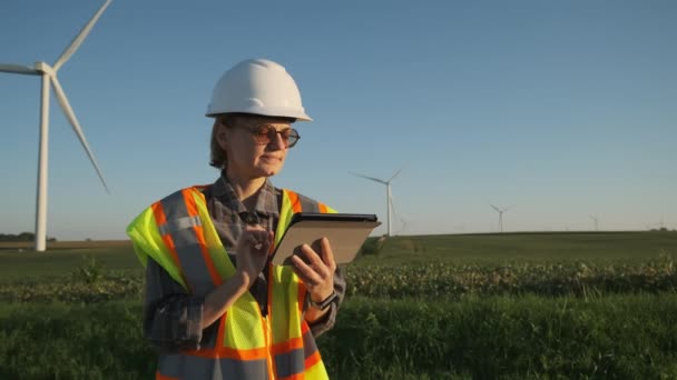 Een Ingenieur Een Windmolenpark Met Een Tablet Hand Windturbine Aan — Stockvideo