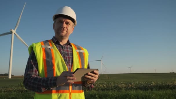 Rüzgâr Tarlasında Elinde Tabletle Bir Mühendis Rüzgar Türbinini Ayarlıyor Yüksek — Stok video