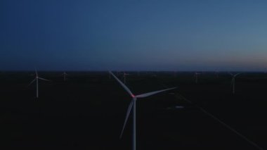 Buğday tarlasında duran rüzgar türbininin hava görüntüsü. Yüksek kalite 4k görüntü