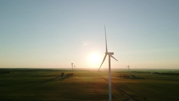 Luchtfoto Van Een Windpark Met Windturbines Die Bij Zonsondergang Een — Stockvideo
