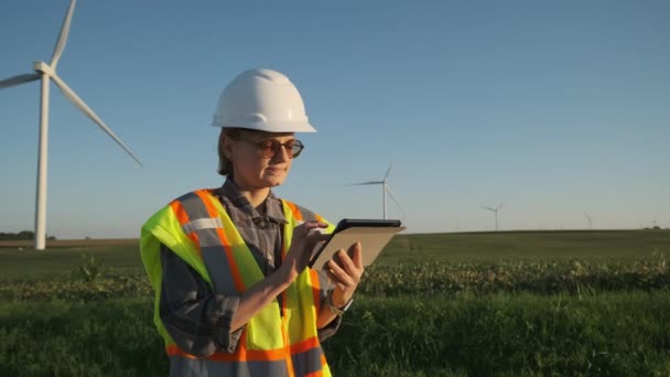 Inżynier Farmie Wiatrowej Tabletem Ręku Dostosowuje Turbinę Wiatrową Wysokiej Jakości — Wideo stockowe