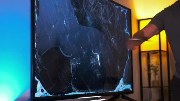 Крупный План Человека Разбивает Телевизор Молотком Кадры Медленного Движения Высококачественные — стоковое видео