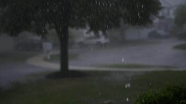 狂风暴雨中 雷电交加 城郊一条民居街道 高质量的4K镜头 — 图库视频影像