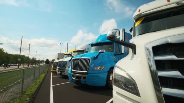 Vrachtwagens Staan Parkeerplaats Bovenaanzicht Verplaats Camera Hoge Kwaliteit Beeldmateriaal — Stockvideo