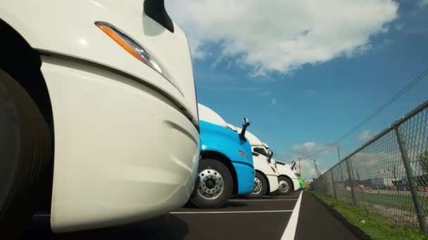 Lastwagen Stehen Auf Dem Parkplatz Ansicht Von Oben Kamera Bewegen — Stockvideo