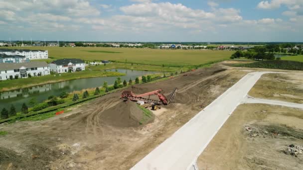 建設前の空のロットと家の郊外の航空 高品質4K映像 — ストック動画