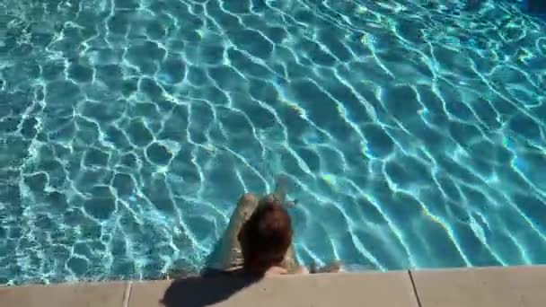 Kvinna Mot Blått Vatten Vid Poolen Varm Sommardag Högkvalitativ Film — Stockvideo