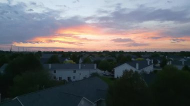 Yaz zamanı Amerikan banliyösünün insansız hava aracı görüntüsü. Mahallenin fotoğrafını çekiyorum. - Evet. Yüksek kalite 4k görüntü