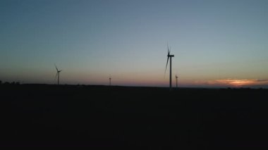 Buğday tarlasında duran rüzgar türbininin hava görüntüsü. Yüksek kalite 4k görüntü