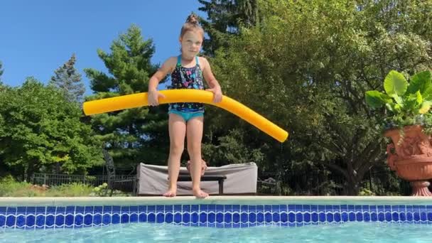 Kleines Mädchen Springt Tagsüber Ins Hinterhof Schwimmbad Hochwertiges Filmmaterial — Stockvideo