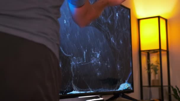 近距离拍摄的人用锤子砸碎液晶电视 慢镜头 高质量的4K镜头 — 图库视频影像