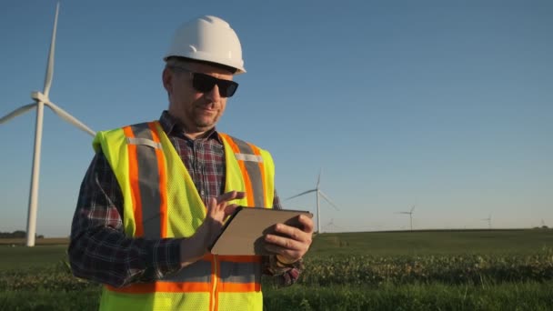 Rüzgâr Tarlasında Elinde Tabletle Bir Mühendis Rüzgar Türbinini Ayarlıyor Yüksek — Stok video