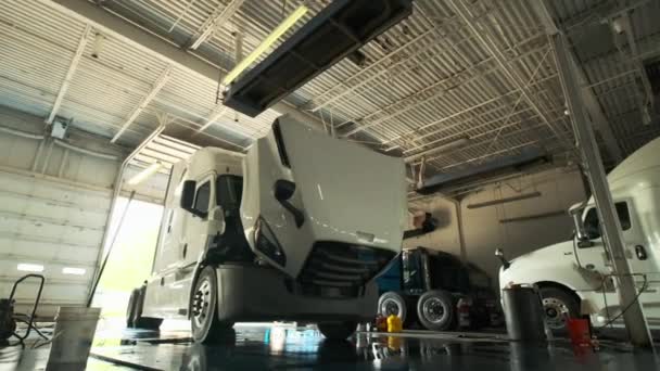Φορτηγό Στο Γκαράζ Του Συνεργείου Για Επισκευές Υψηλής Ποιότητας Πλάνα — Αρχείο Βίντεο