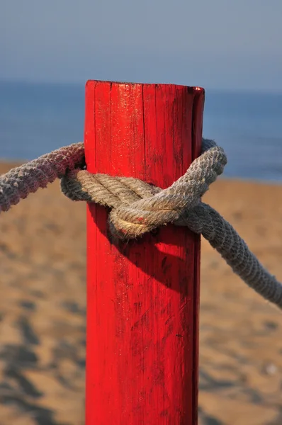 Красный столб на пляже — стоковое фото
