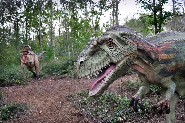 Реалистичная сцена охоты на двух динозавров — стоковое фото