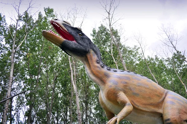 Динозавр в лісі — стокове фото