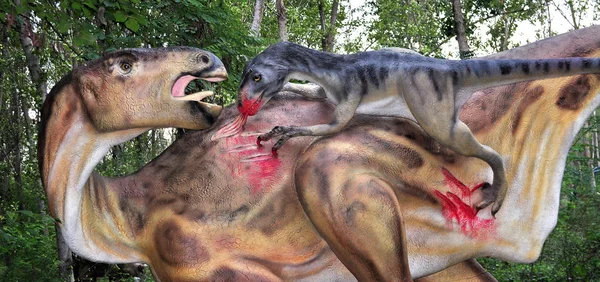 Scène réaliste de deux dinosaures chassant — Photo