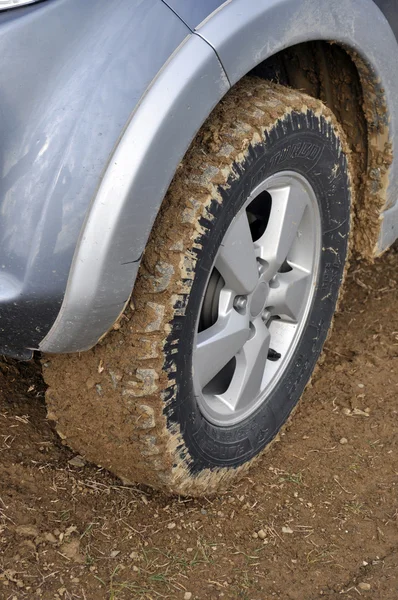 Smutsiga jeep däck — Stockfoto