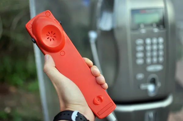 Aparelho vermelho de um telefone público — Fotografia de Stock