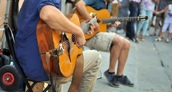 Straat artiesten met gitaar — Stockfoto