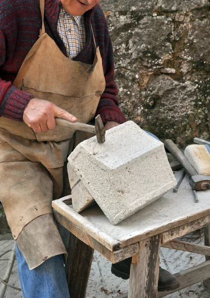 Maçon de pierre, détail des mains — Photo