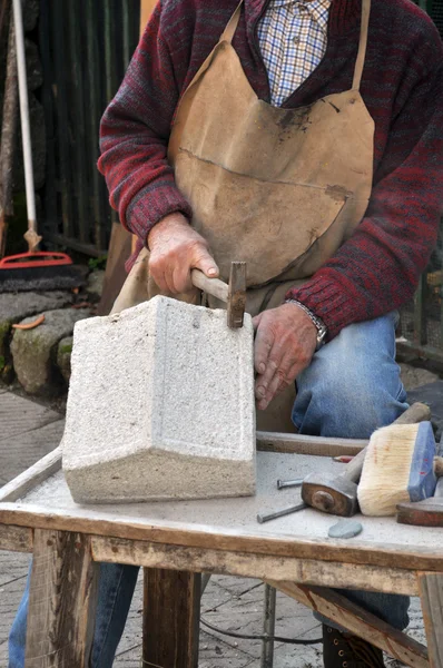 Stonemason, hands detail — Stock Photo, Image