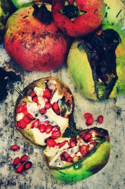 Masanın üzerine nar