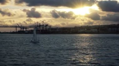 gün batımında Lizbon yelkenli tekne