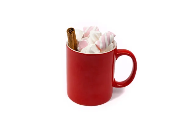 Taza Roja Con Marshmello Bastón Canela Aislado Sobre Fondo Blanco — Foto de Stock