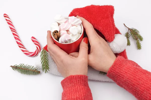 Женские Руки Хватают Красную Чашку Маршмелло Красную Шляпу Рождественский Леденец — стоковое фото