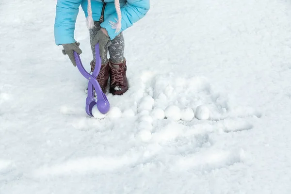 Gyermek Szórakozást Hogy Hógolyókat Játék Műanyag Készítő Gyerekek Hógolyóznak Hóviharok — Stock Fotó