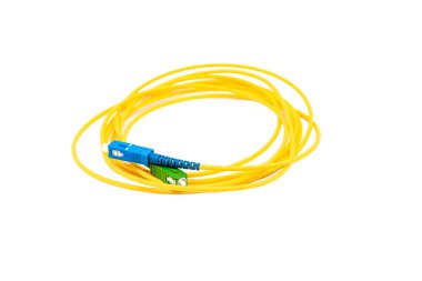 Beyaz arka plan üzerinde izole sarı fiber optik kablo
