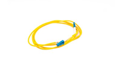 Beyaz arka plan üzerinde izole sarı fiber optik kablo