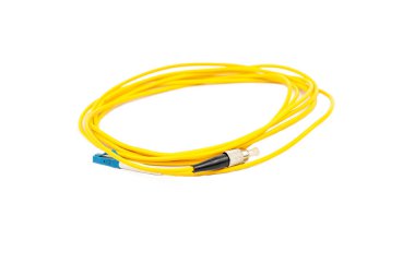 Beyaz arka plan üzerinde izole sarı fiber optik kablo