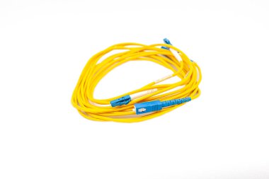 Beyaz arka plan üzerinde izole sarı fiber optik kablo