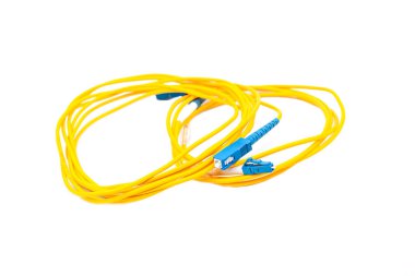 Beyaz arka plan üzerinde izole sarı fiber optik kablo