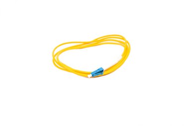 Beyaz arka plan üzerinde izole sarı fiber optik kablo